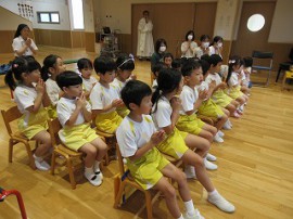 礼拝と２歳児さんの様子✨