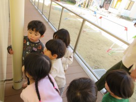 2歳児さんバルコニーで👀