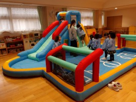 フワフワ遊具で遊んだよ(*^^*)